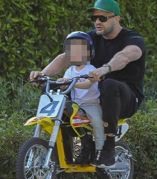 27537840_8248127_Dad_and_son_Meanwhile_Jason_and_Jack_shared_a_seat_on_a_yellow_m_a_1_1587651174866.jpg