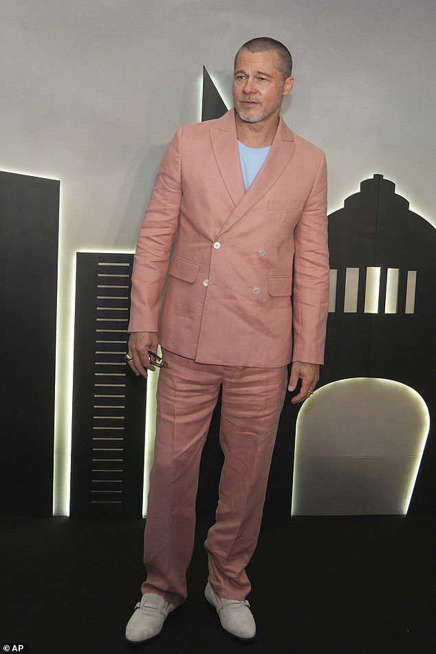 Earlier, Brad worre a pink suit for the photocall of the movie