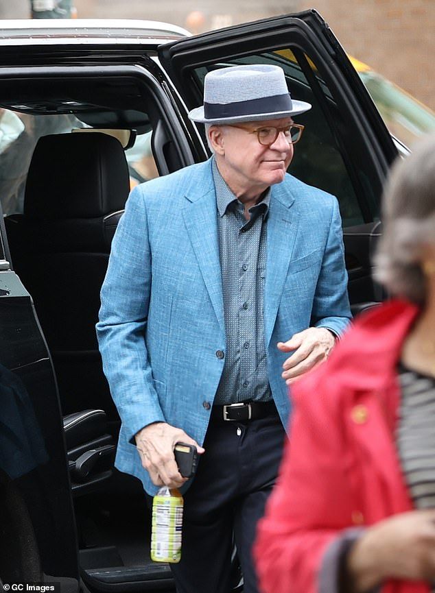 Steve looked incredibly suave in a blue blazer and a smart, polka-dot shirt as he arrived on set