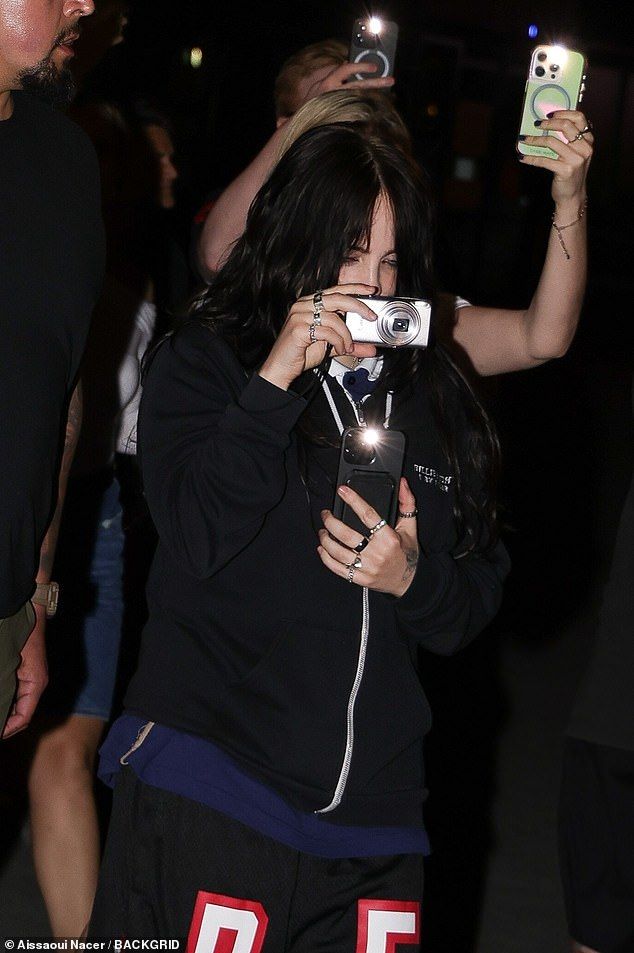 The 23-year-old singersongwriter was spotted after her dinner with friends as she descended the tower and captured the magical moment on a Canon Powershot camera