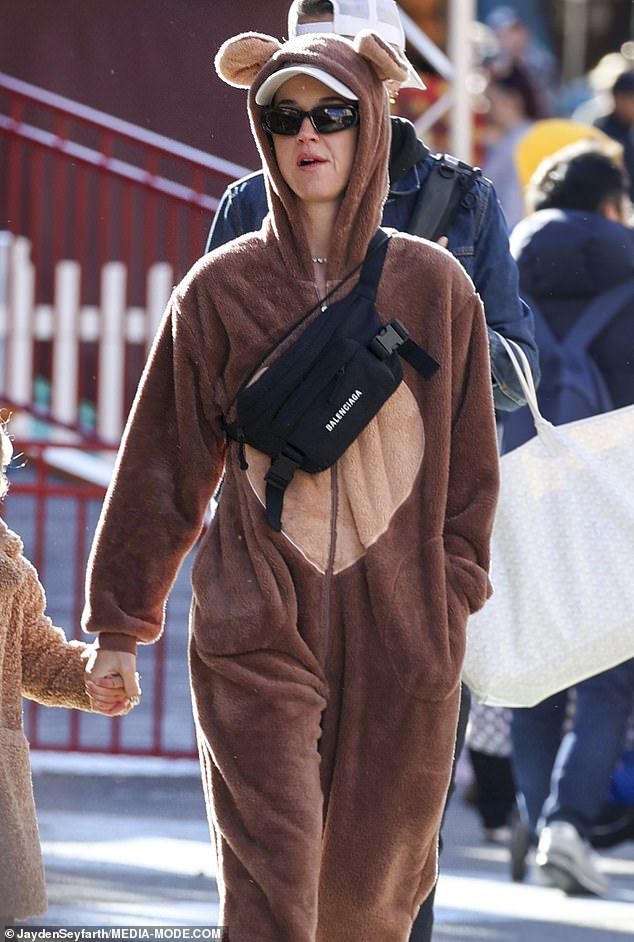 Amid rumors of 'tension' in her relationship with Orlando Bloom, Katy Perry was noticeably without her engagement ring