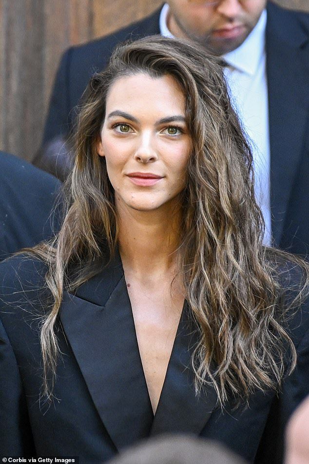Vittoria opted for a fresh-faced look and wore her brunette locks in a natural wavy 'do