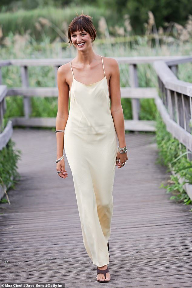 Mia elevated her frame in a pair of heels brown sandals and accessorised with a number of silver bangles