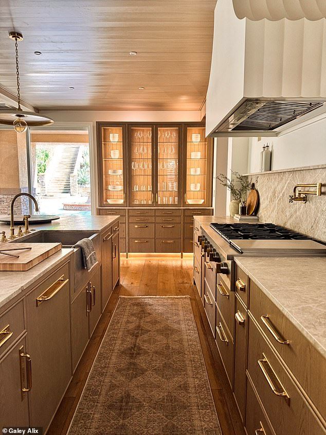 Social media users swooned:'The kitchen and bathroom BLEW ME AWAY'(after)
