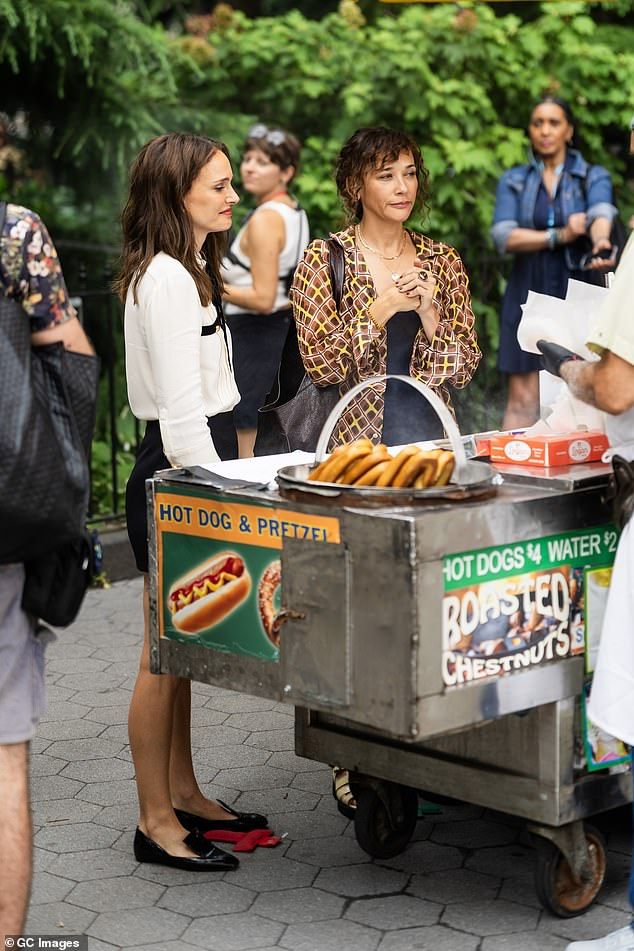 The scene saw the two characters purchase a New York hot dog from a cart