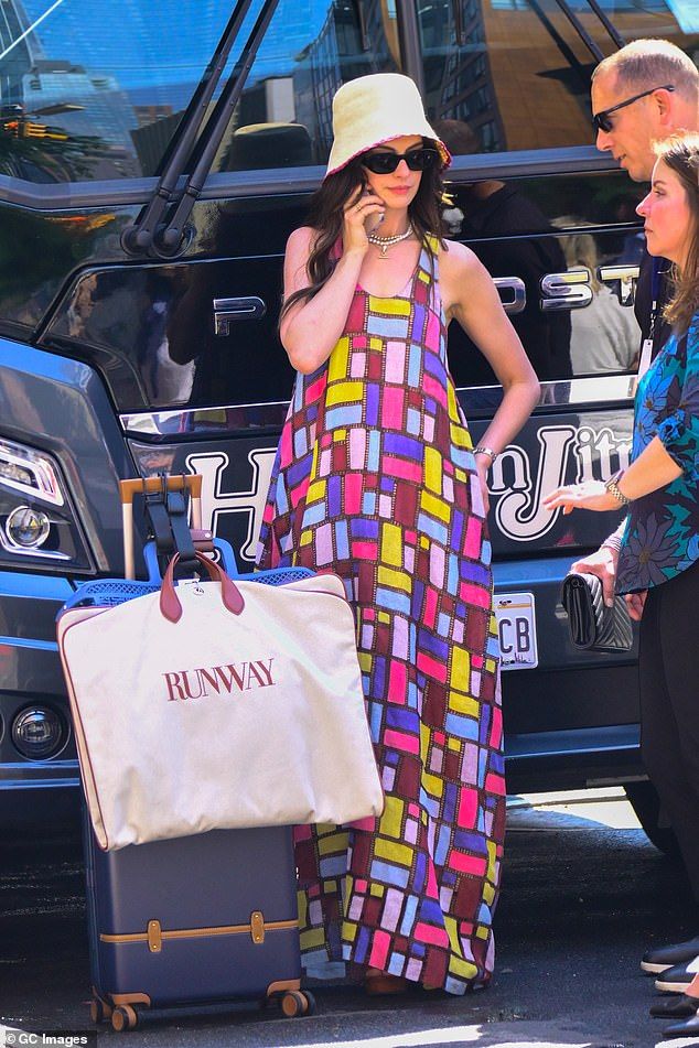 Though at the end of the movie her character, Andy, quit working at Runway magazine, run by the ruthless Miranda Priestly (Meryl Streep), in the new images she was seen with a dress bag that featured the name of the magazine, suggesting she may have retur