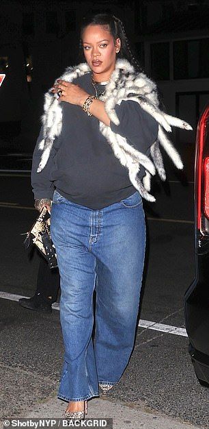 The pregnant singer, 37, covered her blossoming baby bump in a loose-fitting grey sweatshirt