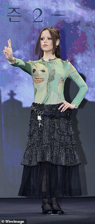 Jenna completed her outfit with a pair of black heels and secured her hair into half-up half-down style