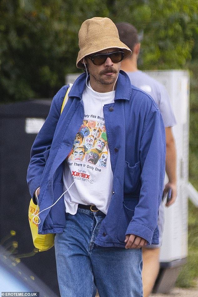 The former One Direction star accessorised with a yellow tote bag and a pair of brown sport sunglasses