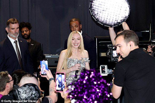 To complete the look, Lindsay accessorised with layered pendant necklaces, a gold bracelet, and delicate hoop earrings as she spoke to fans on stage