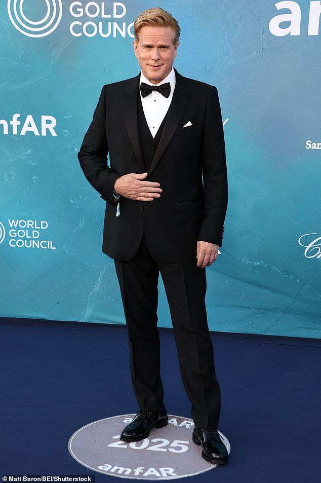 British actorCary Elwes oozed cool as he posed for the cameras ahead of the event