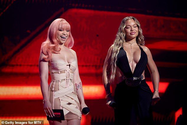 While presenting the Push Performance of the Year award with fellow rapper Latto, Ice Spice decided to use the moment to promote her new song