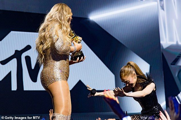 She even got down on her knees to praise the songstress