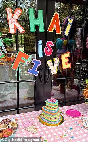 Khai's birthday party was hosted outdoors and included arts and crafts, cake, and balloons