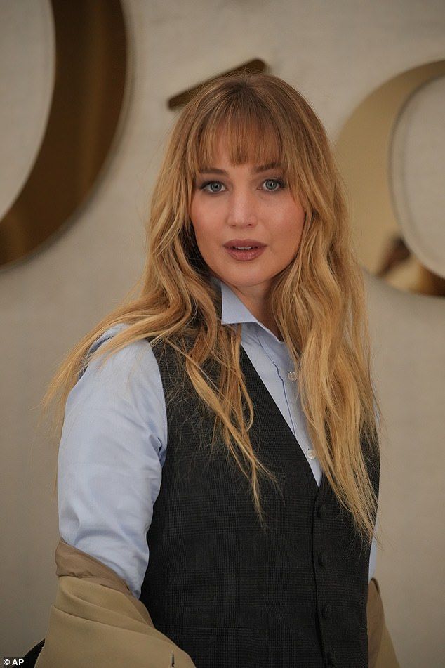 She looked effortlessly sophisticated in the ensemble with a clean make-up look for the fashion show