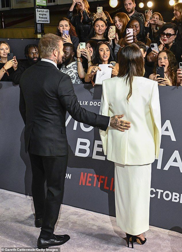 David and Victoria shared a sweet moment with fans on the sidewalk