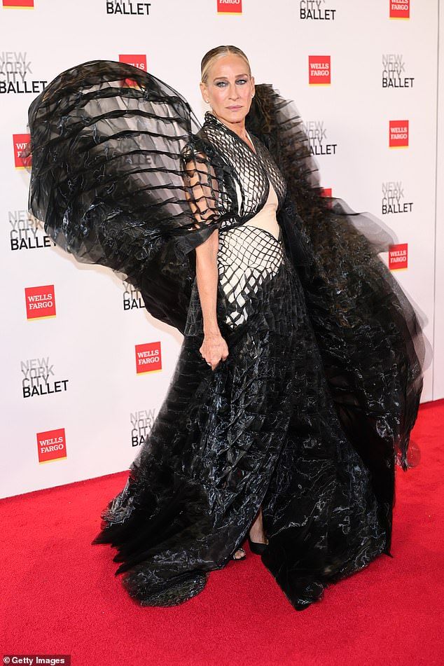 Sarah Jessica Parker had all eyes on her as she made her grand arrival at the New York City Ballet's star-studded 2025 Fall Fashion Gala on Wednesday night