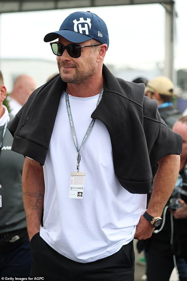 The Thor actor, 42, cut a casual figure in crisp white tee, black jeans , and stylish white trainers